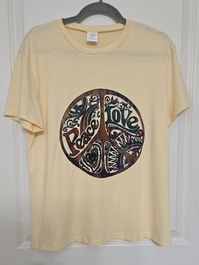 Women’s Short Sleeve Peace & Love Graphic Tee in Light Yellow